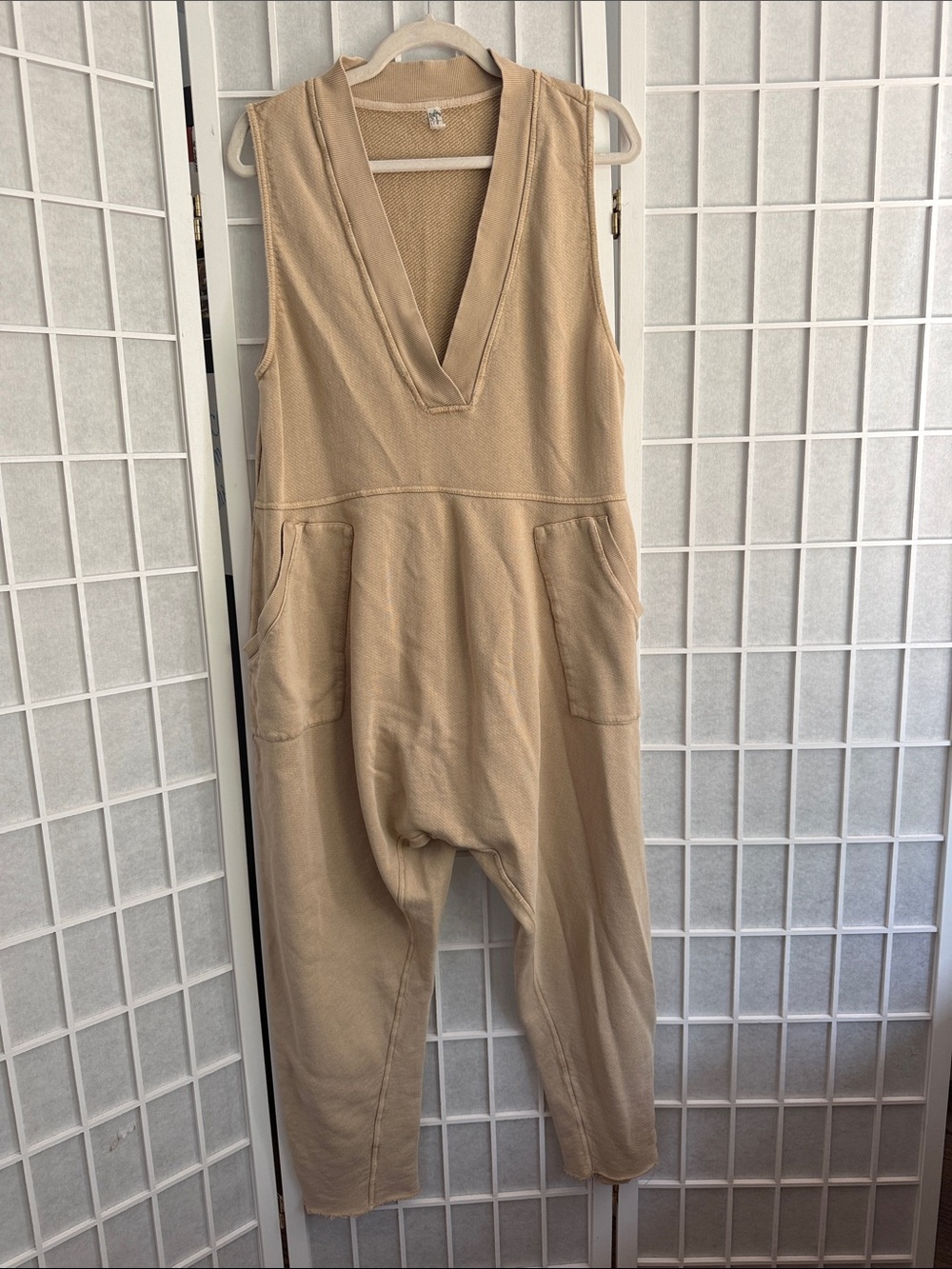 Free People Beige Sleeveless V‑Neck Jumpsuit with Pockets Size S